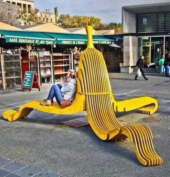 Mobiliário urbano: Banco em formato de casca de banana (foto: Pinterest)