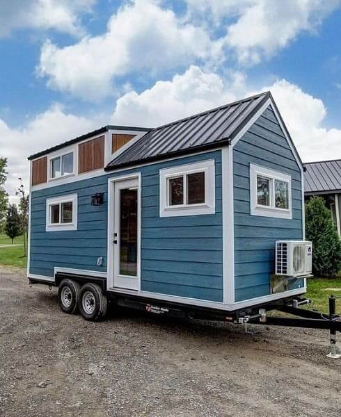 Tiny House azul sobre rodas