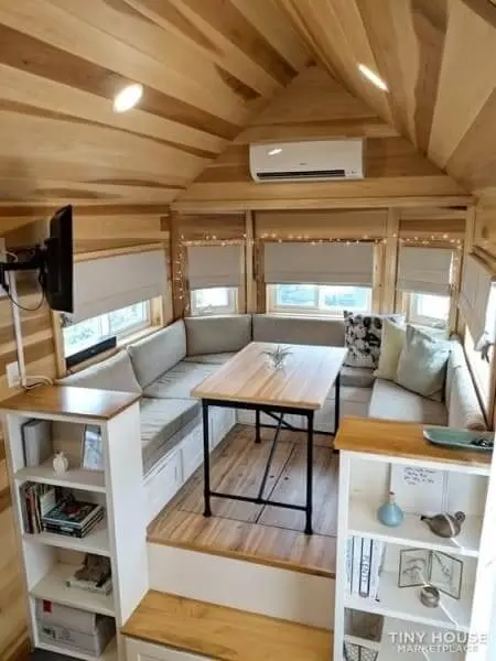Tiny House com decoração clean e mesa industrial (foto: Pinterest)