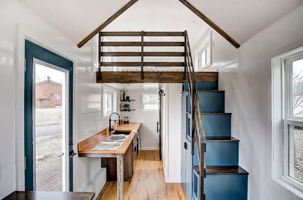 Tiny House com escada azul no formato de loft (foto: Apartment Therapy)