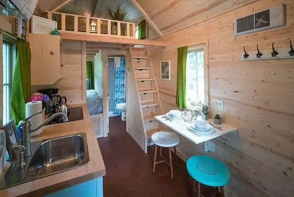 Tiny House com mesa dobrável (foto: Tumleweed Tiny Houses)
