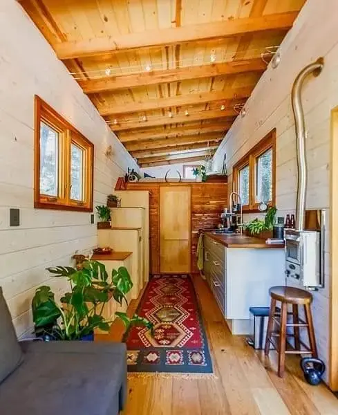 Tiny House com sofá cinza (foto: Pinterest)