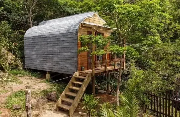 Tiny House de madeira na praia (foto: Experiências Incríveis)