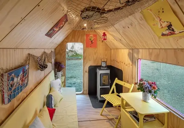 Tiny House: rede no teto ajuda a otimizar o espaço (foto: Pin-Up Houses)