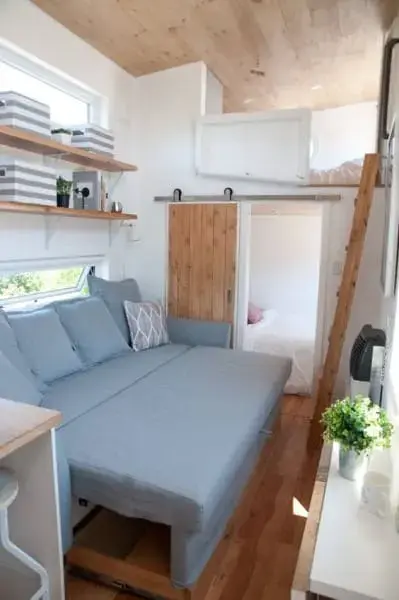 Tiny House: sofá azul claro e porta de correr foto Pinterest
