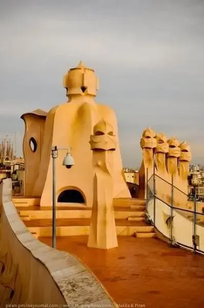 Casa Milà: guerreiros surrealistas na chaminé (foto: Pinterest)