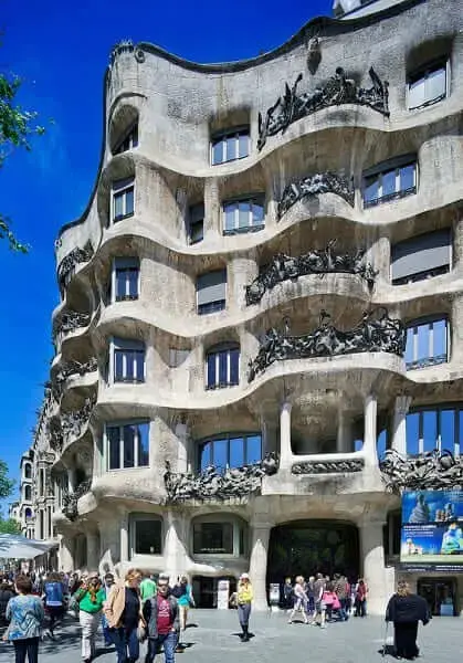 Casa Milá: detalhes da fachada (foto: Pinterest)