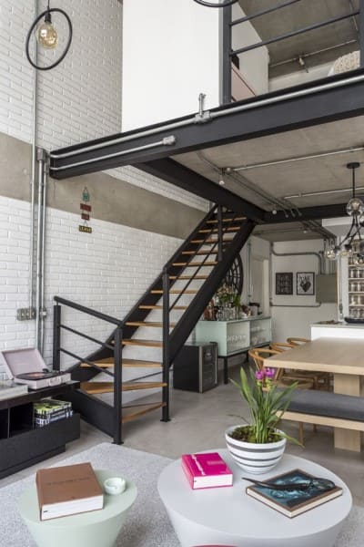 Loft Estilo Industrial com escada em L (foto: Casa Vogue)