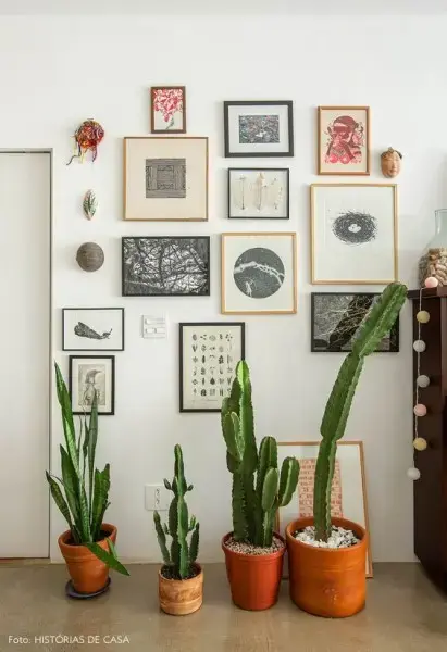 Parede de quadros e plantas é mistura perfeita (foto: Histórias de Casa)