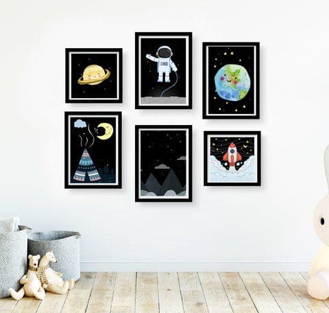 Parede de quadros em quarto infantil com tema espacial (foto: pinterest)