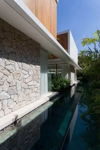 Pedra Madeira Branca combina com natureza da área externa (foto: Casa de Valentina)