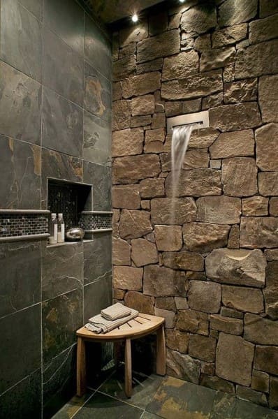 Pedra Madeira em banheiro com nicho na parede (foto: Pinterest)