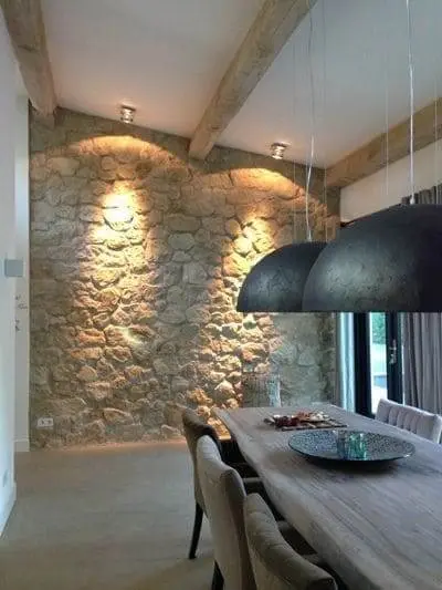 Pedra Madeira: iluminação com spots valoriza a parede (foto: Pinterest)