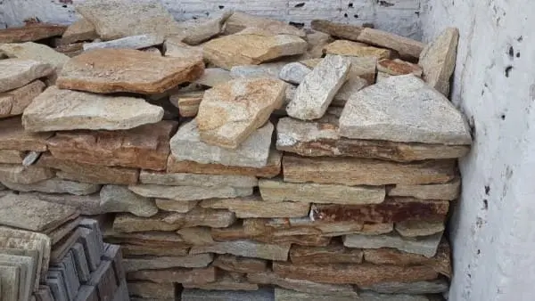 Pedra Madeira: peças entalhadas