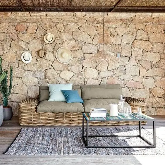 Pedra Madeira: sofá de palha e plantas dá ar de natureza (foto: Pinterest)