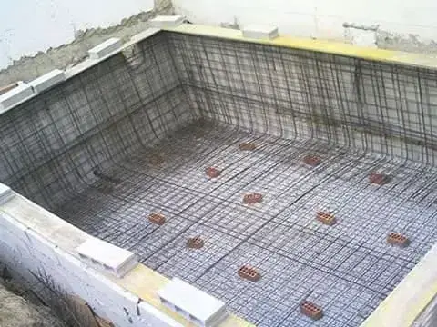 Como construir uma piscina de alvenaria: fundação com radier (foto: Comércio de Varginha)