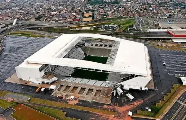 Gentrificação: Construção da Arena Corinthians (Itaquerão) na Zona Leste de São Paulo (foto: Folha de S.Paulo)