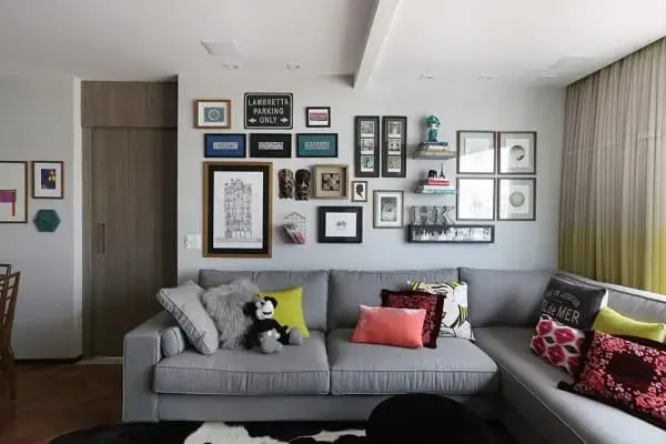 Parede de quadros: sala de estar com quadros misturados com itens de decoração (foto: Mandril Arquitetura)