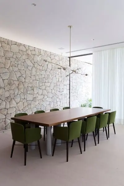 Pedra madeira em sala de jantar traz elegância para ambiente (foto: Pinterest)