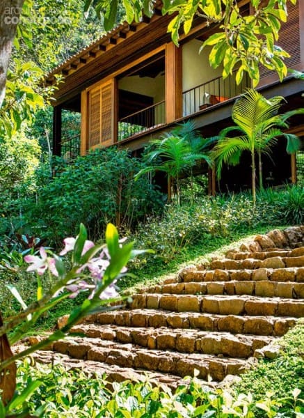 Casa em declive: casa de madeira com escada de pedra (foto: casa.com.br)