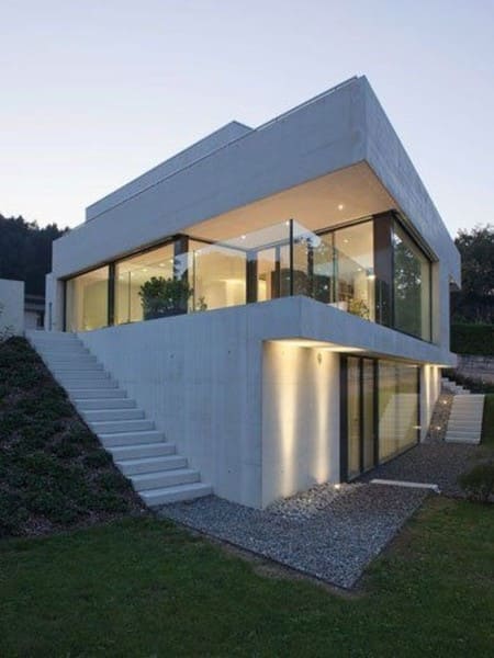 Casa em declive: escada e guarda-corpo de vidro (foto: Pinterest)