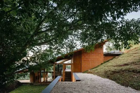 Casa em declive feita de tijolinhos (projeto: Arquitetos Denis Joelsons e Gabriela Baraúna Uchida)