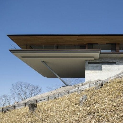 Casa em declive no cume de uma montanha (projeto: Kidosaki Architects Studio)