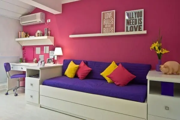 Quais são as cores complementares: composição de almofadas e sofá roxo (projeto: Carolina Danielian)