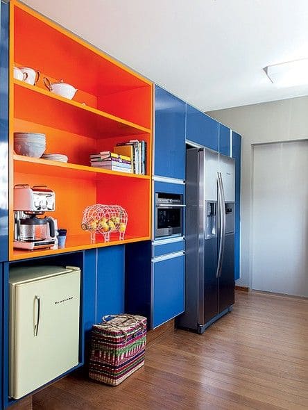 Cores complementares: cozinha laranja e azul (foto: Pinterest)