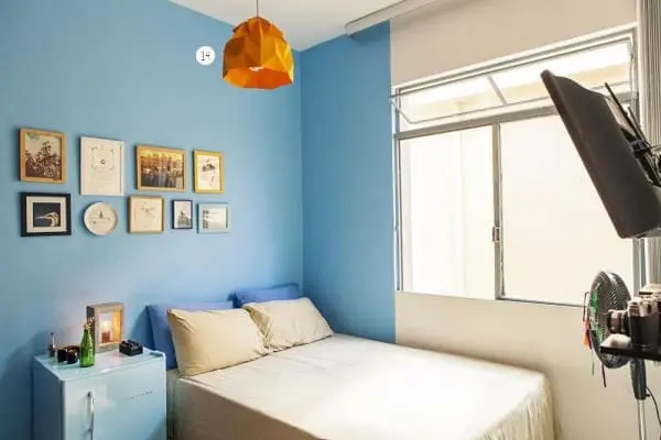 Cores complementares: parede azul e luminária laranja (projeto: casa aberta)