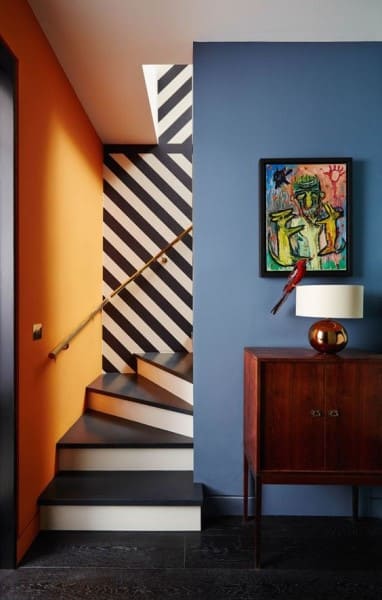 Círculo Cromático: cores complementares - parede laranja e azul (foto: Casa Vogue)