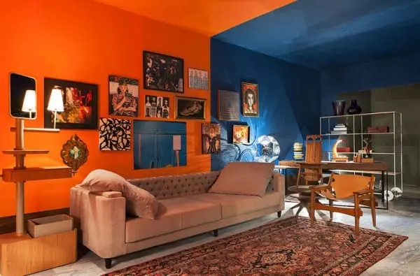 Círculo Cromático: cores complementares - sala de estar com parede laranja e azul (foto: Cerâmica Burguina)