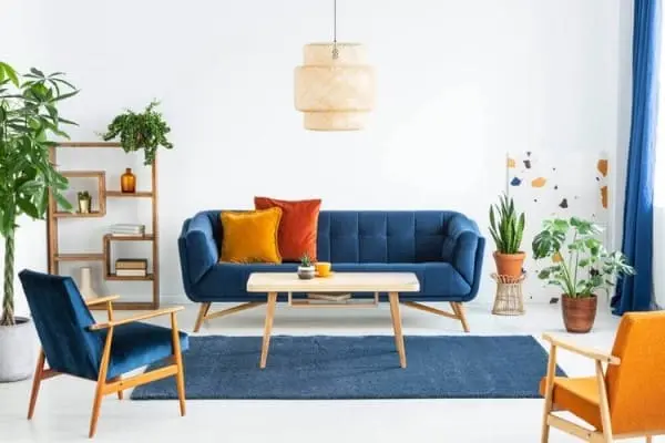 5. Cores complementares: sofá azul com almofada laranja (foto: Dicas Decorativas)