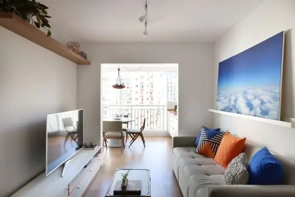 Cores complementares: sofá cinza com almofada azul e laranja (projeto: Antonio Armando de Araujo)