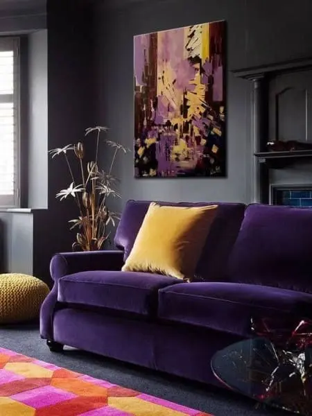 Cores complementares: sofá e quadros roxos com almofada amarela (foto: Pinterest)