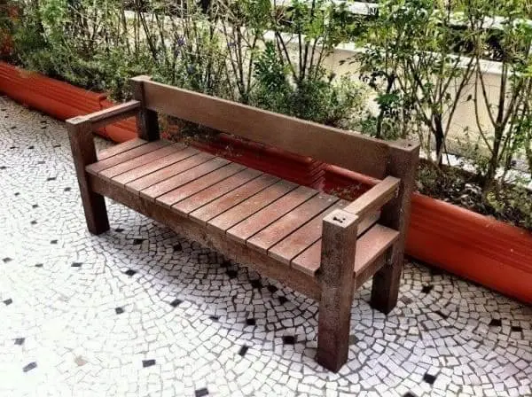 Exemplo de madeira plástica em mobiliário urbano (foto: Rewood)