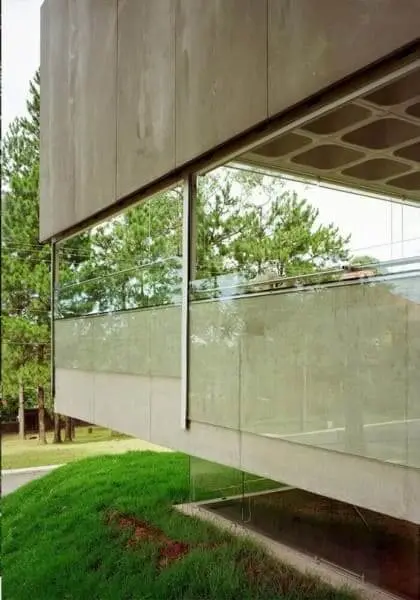 Placa cimentícia: fachada de vidro e laje nervurada (foto: Pinterest)