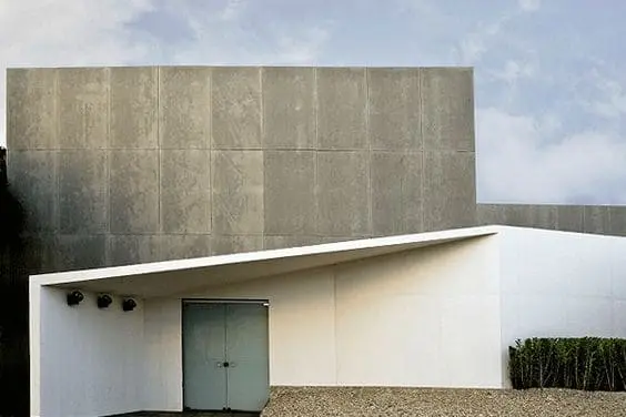 Placa cimentícia: muro em fachada de casa moderna (foto: Pinterest)