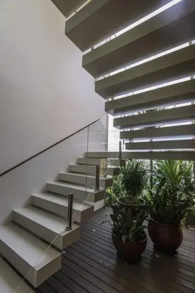 Escalera prefabricada blanca con jardín debajo (proyecto: Barillari Arquitetura)