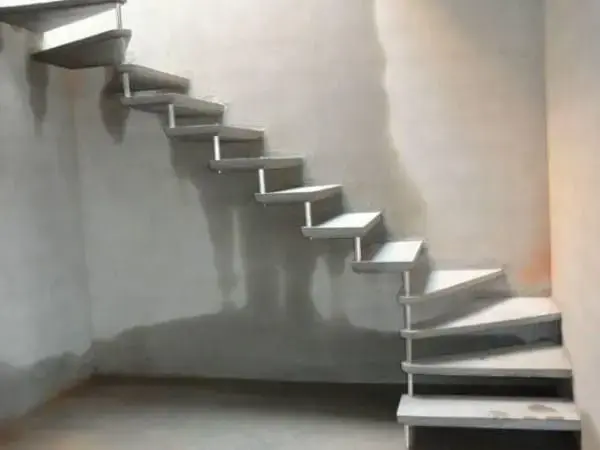 Escada pré-moldada: degraus chumbados na parede