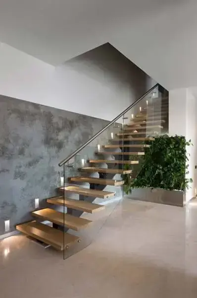 Escada pré-moldada reta com estrutura metálica e piso de madeira