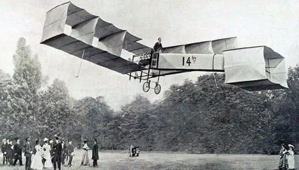 Invenções da Belle Époque: Santos Dumont inventor do avião sobrevoando a cidade no 14 bis (foto: ADS Latin)