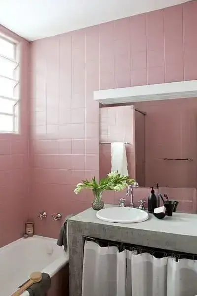 Tipos de pintura mural: baño con azulejos pintados con pintura epoxi rosa (foto: Manual de trabajo)