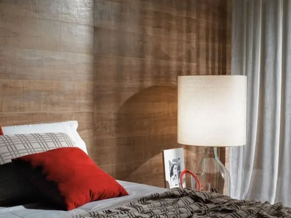 Porcelanato para parede de quarto com aparência de madeira (foto: Pinterest)