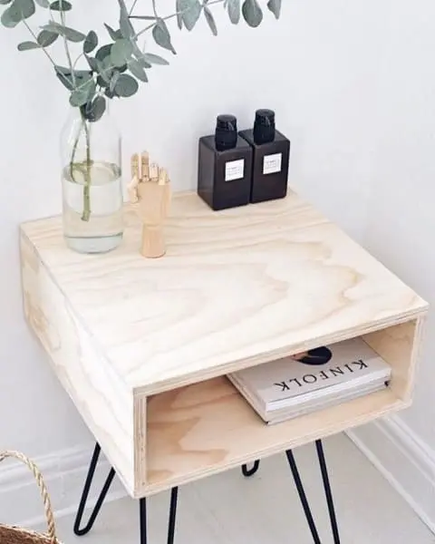 Madeira clara: Mesa de cabeceira com pinus (foto: decoração minimalista)