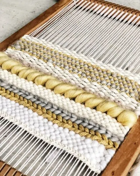 Como fazer tapeçaria: tapete branco e amarelo (foto: Pinterest)