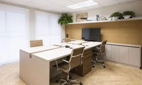 Fundo de madeira clara em escritório ajuda a clarear o ambiente (projeto: MIS Arquitetura e Interiores)