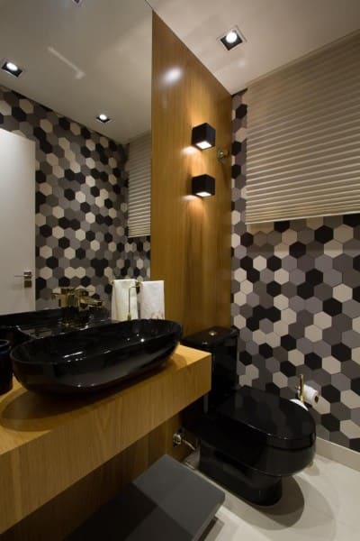 Madeira clara no banheiro com revestimento preto e cinza (projeto: Cristina Reinert)