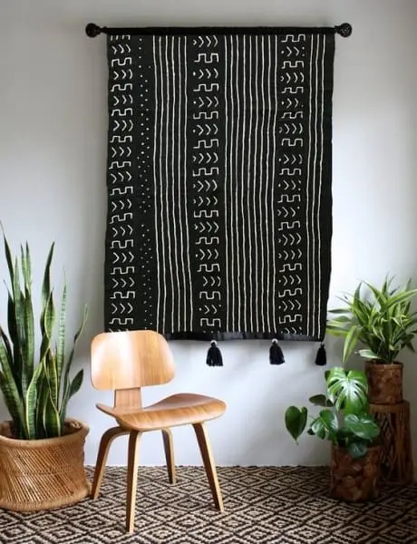 Tapeçaria preta em sala de estar (foto: Pinterest)