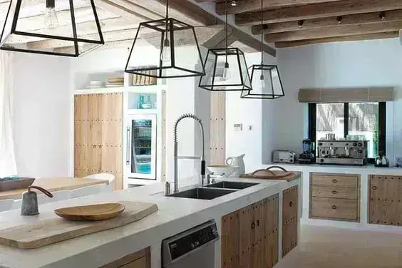 Cozinha de alvenaria com portas de madeira e luminárias pretas (foto: Casa de Valentina)